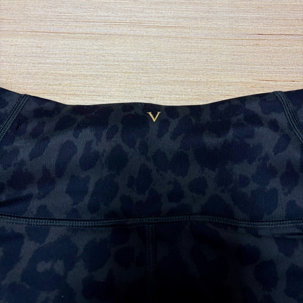 NEW Victoria's Secret Flow On Point Pocket Leggings Women 10 Green Black Cheetah - Picture 9 of 13